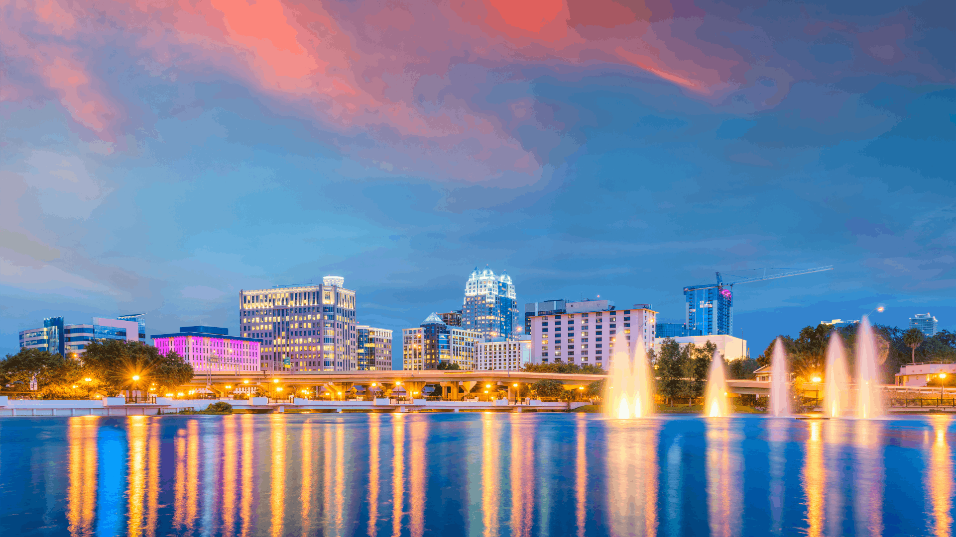 Orlando e suas fontes iluminadas ao entardecer